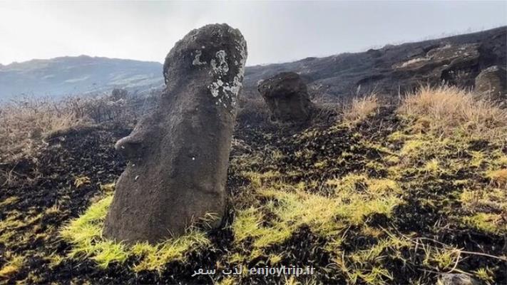 مجسمه های موآی در آتش سوختند