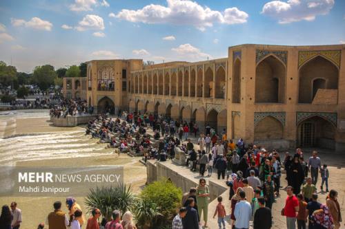 درهای شاه نشین پل خواجو به روی گردشگران گشوده شد