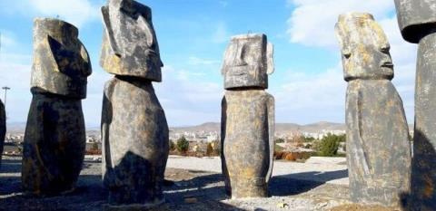 مجسمه های باستانی كشور شیلی در مینی ورلد ملایر